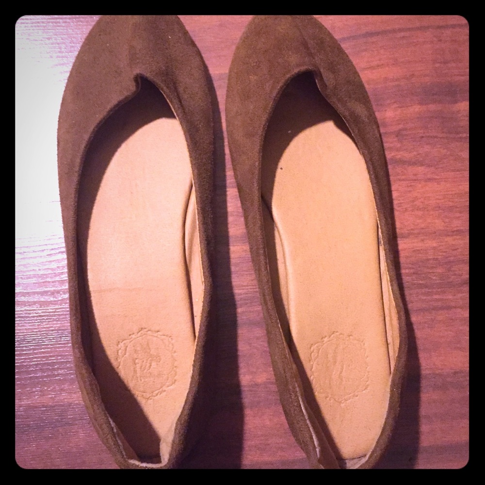 Tan female flats, size, feel like 9-9.5